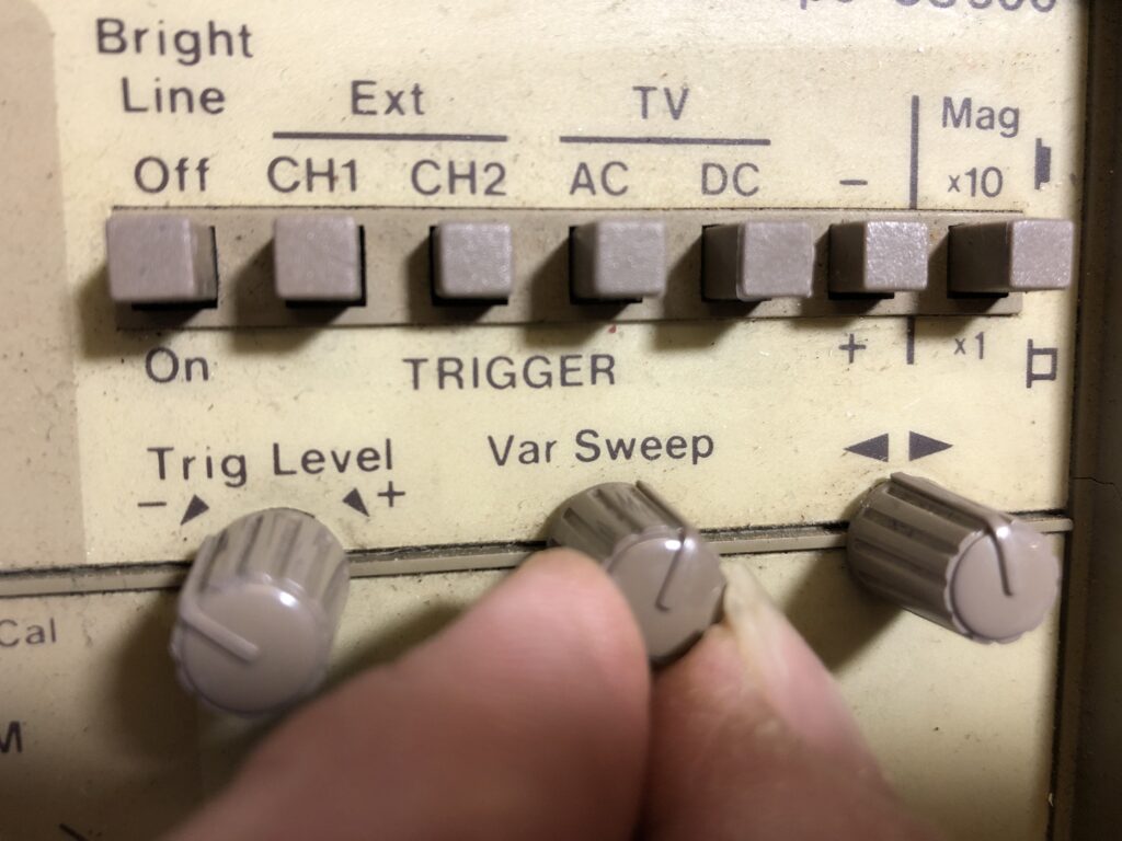 Setting the Var Sweep control on an osciloscope